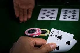 Pemain menikmati sensasi taruhan live casino melalui teknologi streaming berkualitas tinggi