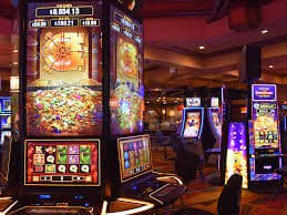 Pengguna x1bet sedang mengelola batas waktu dan anggaran bermain dengan perangkat mobile